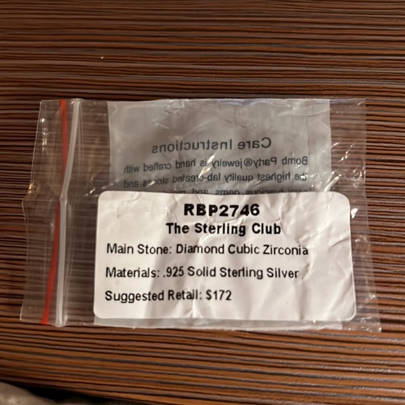 Stunning diamond cubic zirconia ring on .925 solid sterling silver! - Picture 4 of 4